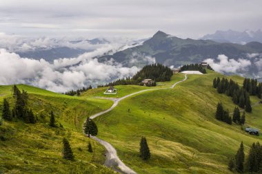 Kitzbuhel dağının puslu manzarası, Tirol, Avusturya