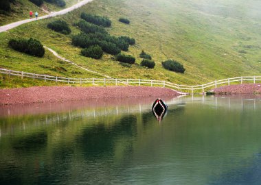 WAIDRING, TIROL, AUSTRIA - 29 Ağustos 2016. Waidring, Tirol, Avusturya 'daki Steinplatte Dağı' ndaki Triyas macera tema parkında göl.