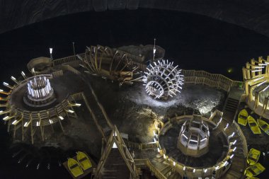 Turda, Romanya - 6 Eylül 2016. Underground tuz madeni Turda, çok sayıda turistin, Transilvanya, Romanya için popüler cazibe içinde. Tuz Gölü ve deniz araçları. 