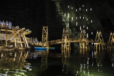Turda, Romanya - 6 Eylül 2016. Underground tuz madeni Turda, çok sayıda turistin, Transilvanya, Romanya için popüler cazibe içinde. Tuz Gölü ve deniz araçları. 