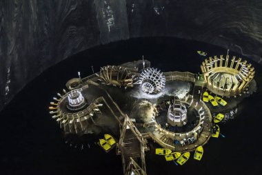 Turda, Romanya - 6 Eylül 2016. Underground tuz madeni Turda, çok sayıda turistin, Transilvanya, Romanya için popüler cazibe içinde. Tuz Gölü ve deniz araçları. Yukarıdan görüntülemek. 