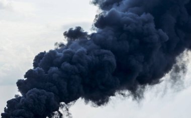 Büyük duman bulutlar gökyüzü arka plan üzerinde