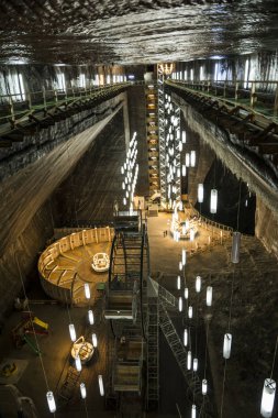 Turda, Romanya - 6 Eylül 2016. Underground tuz madeni Turda, çok sayıda turistin, Transilvanya, Romanya için popüler cazibe içinde. Rudolf benim. Yukarıdan görüntülemek.