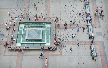 Ana Pazar Meydanı 'ndaki insanlar ve güvercinler St. Mary kilisesi, Krakow, Polonya kulesinden görüldü.