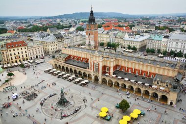 Krakow, Polonya - 3 Eylül 2016. Main Square Krakow, inanılmaz bir yer için tüm dünyada çok sayıda turistin ziyaret görünümünü.