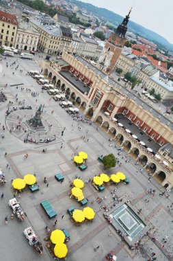 Krakow, Polonya - 3 Eylül 2016. Main Square Krakow, inanılmaz bir yer için tüm dünyada çok sayıda turistin ziyaret görünümünü.
