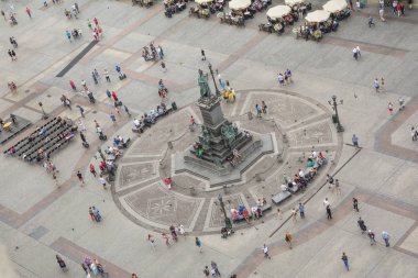 Krakow, Polonya - 3 Eylül 2016. Main Square Krakow, inanılmaz bir yer için tüm dünyada çok sayıda turistin ziyaret görünümünü.