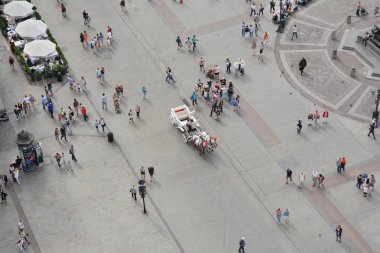 Krakow, Polonya - 3 Eylül 2016. Main Square Krakow, inanılmaz bir yer için tüm dünyada çok sayıda turistin ziyaret görünümünü.