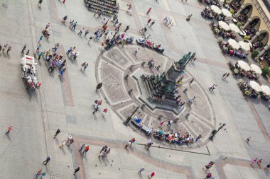 Krakow, Polonya - 3 Eylül 2016. Main Square Krakow, inanılmaz bir yer için tüm dünyada çok sayıda turistin ziyaret görünümünü.