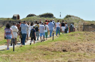 ConstANTA, ROMANIA - 13 Ağustos 2016. Antika Festivali Danais 'in ilk baskısı - Tomis Arena, Romalıların ve Dacian' ların alışkanlıklarını, yaşam tarzlarını ve dövüş taktiklerini sunar..