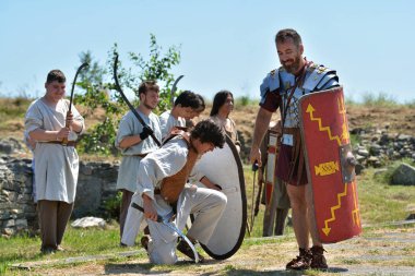 ConstANTA, ROMANIA - 13 Ağustos 2016. Antika Festivali Danais 'in ilk baskısı - Tomis Arena, Romalıların ve Dacian' ların alışkanlıklarını, yaşam tarzlarını ve dövüş taktiklerini sunar..