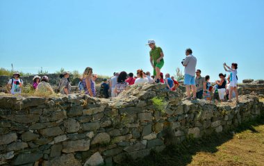 ConstANTA, ROMANIA - 13 Ağustos 2016. Antika Festivali Danais 'in ilk baskısı - Tomis Arena, Romalıların ve Dacian' ların alışkanlıklarını, yaşam tarzlarını ve dövüş taktiklerini sunar..