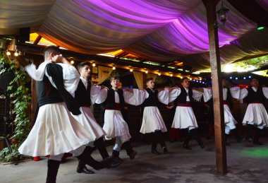Mihail Kogalniceanu, Köstence, Romanya - 24 Haziran, 2017.Authentic ve yerel tur x, özgün turist proje keşif bölge Dobrogea, Romanya için rustik House.Macedonian dans durumumda