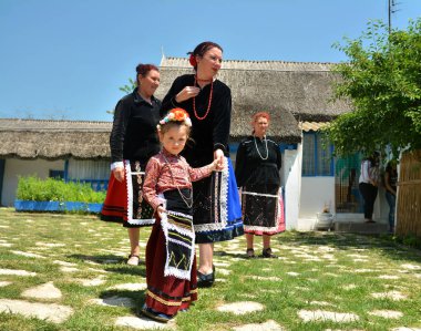 Visina, Tulcea, Romanya - 17 Haziran 2017. Dobrogea 'dan hatıra eşliğinde düzenlenen Serbare Campeneasca the event, toplumun çok ırklı ruhunu ve Dobrogea bölgesinin güzelliğini kutlar..