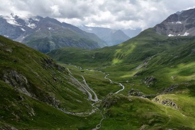 Val d 'Iser yolu, Fransa' daki Col de l 'Iseran dağ geçidi, Alpler' in en yüksek asfalt geçidi, Graian Alpleri 'nin bir bölümü, Savoie Bölgesi, İtalya sınırına yakın..