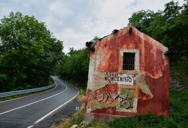 Susa, İtalya. Temmuz 2017. Casa Cantoniera - Mont Cenis 'e giden Mont Cenis' teki yol işçisinin evi, Fransa 'nın kuzeybatısındaki Val Cenis ile İtalya' nın güneydoğusundaki Susa arasındaki bağlantı.