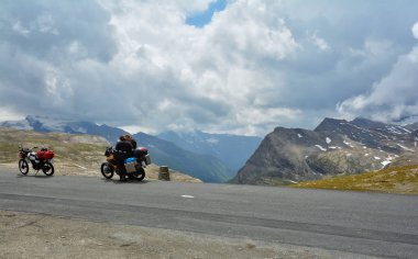 Col De Lthe Iseran, Fransa - 27 Temmuz 2017. Fransa 'daki Col de Iseran dağ geçidindeki taş kilise, Alpler' in en yüksek asfalt geçidi, Savoie Bölgesi 'nin bir bölümü,.