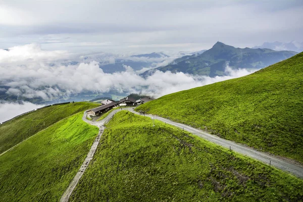Ομιχλώδες Τοπίο Στις Άλπεις Βουνά Τιρόλο Αυστρία Στο Παρασκήνιο Είναι — Φωτογραφία Αρχείου