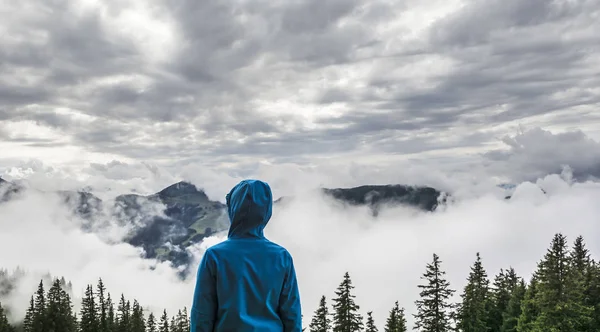 Fiatal Fiú Áll Csúcson Nézi Ködös Táj Kitzbuhel Hegyek Tirol — Stock Fotó