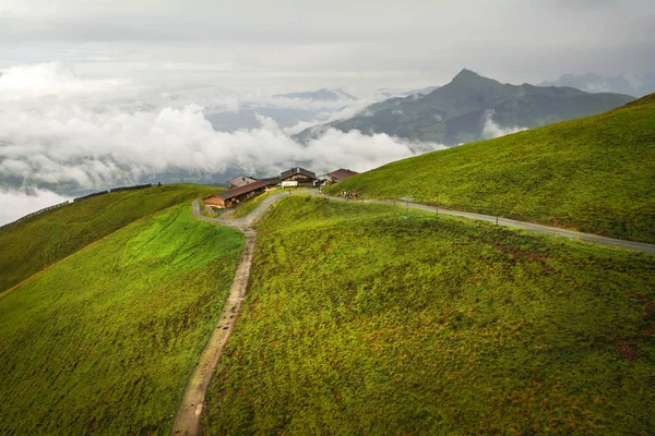 Mglisty Krajobraz Alpach Tyrol Austria Tle Jest Kitzbuhel Szczyt — Zdjęcie stockowe