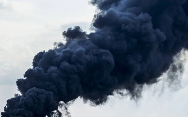Olbrzymie Kłęby Dymu Tle Nieba — Zdjęcie stockowe