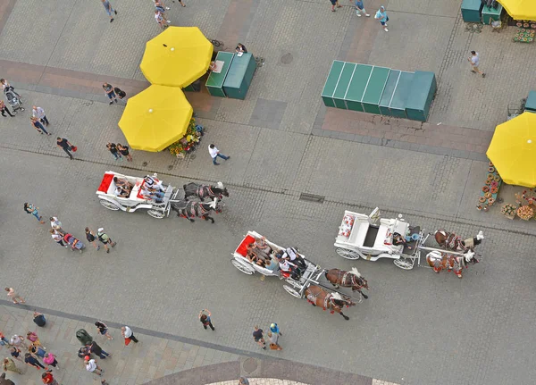 Коляска Главной Рыночной Площади Вид Башни Церкви Марии Краков Польша — стоковое фото