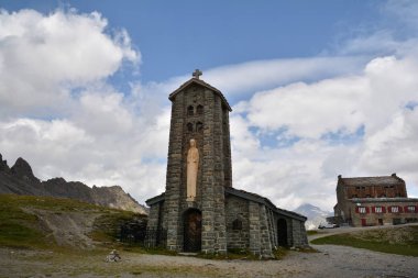 Fransa 'daki Col de lthe lthe Dağ Geçidi' ndeki taş kilise, Alpler 'in en yüksek kaldırımlı geçidi, Savoie Bölgesi' ndeki Graian Alpleri 'nin bir bölümü..