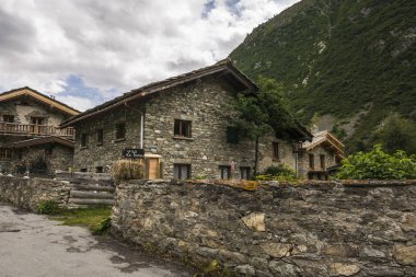 Bonneval Sur Arc - Fransa - 21 Temmuz 2017. Fransa 'nın en güzel köylerinden biri olan Rhone Alpes' in Savoie departmanı Bonneval-sur-Arc köyündeki taştan evi olan geleneksel mimari..