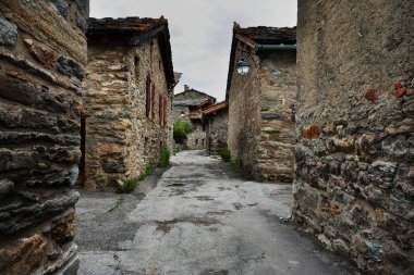 Bonneval Sur Arc - Fransa - 21 Temmuz 2017. Fransa 'nın en güzel köylerinden biri olan Rhone Alpes' in Savoie departmanı Bonneval-sur-Arc köyündeki taştan evi olan geleneksel mimari..