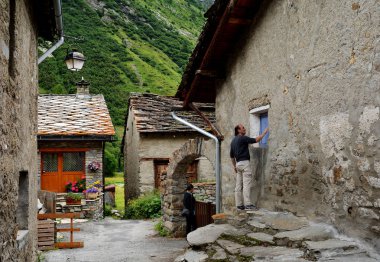 Bonneval Sur Arc - Fransa - 21 Temmuz 2017. Fransa 'nın en güzel köylerinden biri olan Rhone Alpes' in Savoie departmanı Bonneval-sur-Arc köyündeki taştan evi olan geleneksel mimari..