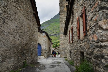 Bonneval Sur Arc - Fransa - 21 Temmuz 2017. Fransa 'nın en güzel köylerinden biri olan Rhone Alpes' in Savoie departmanı Bonneval-sur-Arc köyündeki taştan evi olan geleneksel mimari..