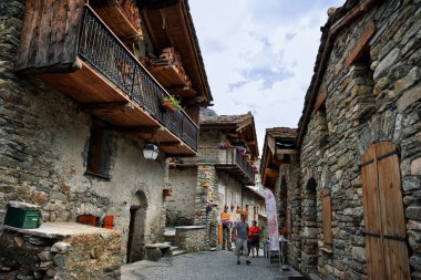 Bonneval Sur Arc - Fransa - 21 Temmuz 2017. Fransa 'nın en güzel köylerinden biri olan Rhone Alpes' in Savoie departmanı Bonneval-sur-Arc köyündeki taştan evi olan geleneksel mimari..
