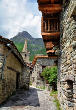 Bonneval Sur Arc - Fransa - 21 Temmuz 2017. Fransa 'nın en güzel köylerinden biri olan Rhone Alpes' in Savoie departmanı Bonneval-sur-Arc köyündeki taştan evi olan geleneksel mimari..