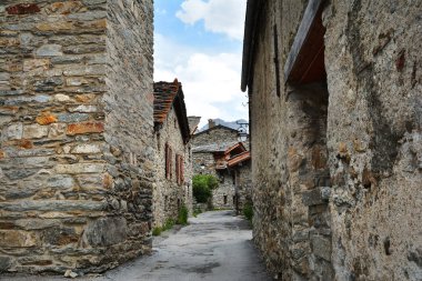 Bonneval Sur Arc - Fransa - 21 Temmuz 2017. Fransa 'nın en güzel köylerinden biri olan Rhone Alpes' in Savoie departmanı Bonneval-sur-Arc köyündeki taştan evi olan geleneksel mimari..