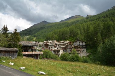 Fransa 'nın güneydoğusundaki Savoie Bölgesi Auvergne-Rhone-Alpes bölgesinde kayak merkezi ve Tarentaise Vadisi' nin eski bir kısmının manzarası..