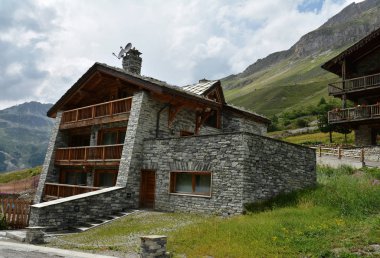 Fransa 'nın güneydoğusundaki Savoie Bölgesi Auvergne-Rhone-Alpes bölgesinde kayak merkezi ve Tarentaise Vadisi' nin eski bir kısmının manzarası..