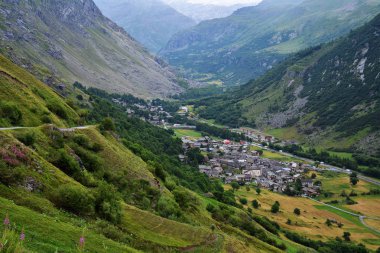 Fransa 'nın güneydoğusundaki Savoie Bölgesi Auvergne-Rhne-Alpes bölgesinde bulunan Tarentaise Vadisi' ndeki Val dthe Isere komünü genel görünümü.