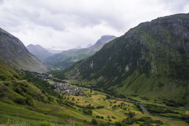 Fransa 'nın güneydoğusundaki Savoie Bölgesi Auvergne-Rhne-Alpes bölgesinde bulunan Tarentaise Vadisi' ndeki Val dthe Isere komünü genel görünümü.