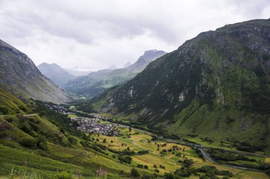 Fransa 'nın güneydoğusundaki Savoie Bölgesi Auvergne-Rhne-Alpes bölgesinde bulunan Tarentaise Vadisi' ndeki Val dthe Isere komünü genel görünümü.