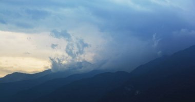 Dağların ardında güzel bir gün batımı