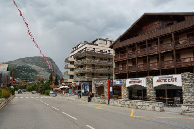 Fransa 'nın güneydoğusundaki Auvergne-Rhone-Alpes bölgesindeki Tarentaise Vadisi' nin kayak merkezi ve komünü Val dthe Isere manzarası..