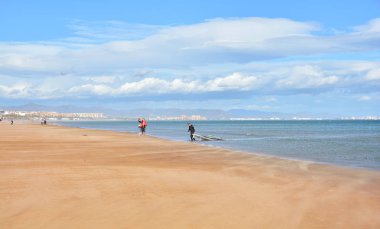 Valencia, İspanya - 5 Kasım 2016. Sonbaharda, Valencia, tüm dünyada en popüler yerlerinden Malvarrosa beach üzerinde Rüzgar Sörfü.