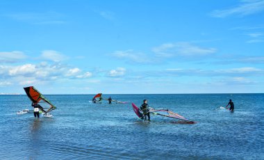 Valencia, İspanya - 5 Kasım 2016. Sonbaharda, Valencia, tüm dünyada en popüler yerlerinden Malvarrosa beach üzerinde Rüzgar Sörfü.