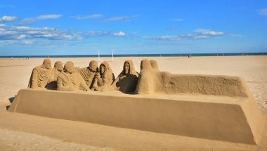 Valencia, İspanya - 5 Kasım 2016. Güzel büyük kum heykel Malvarrosa Beach Valencia, İspanya 