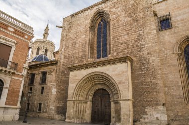 Valencia Romanesque Palau İspanya Katedrali 'nin kapısı Miguelete ile