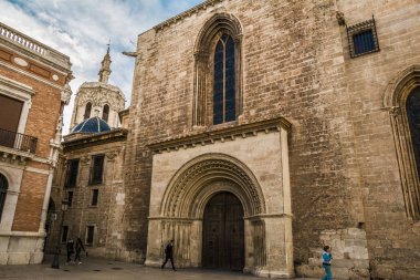 Valencia Romanesque Palau İspanya Katedrali 'nin kapısı Miguelete ile