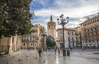Aziz Meryem Meydanı Plaza de la Virgen günbatımının ışığında Valencia, İspanya 'da güzel turistlerin ilgisini çekiyor.