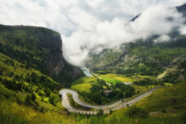 Col du Mont Cenis, Fransa 'dan görüntü. Moncenisio, kuzeybatıda Fransa 'da Val Cenis' i İtalya 'da Susa' ya bağlayan Mont Cenis yolu..
