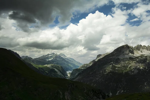 连接意大利和法国的伊塞兰山脉山口的大阿尔卑斯山脉上美丽的风景 — 图库照片