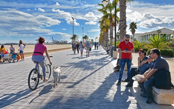 Valencia, İspanya - 5 Kasım 2016. İspanya 'nın Valencia kentindeki Malvarrosa sahilinde deniz kenarı gezinti güvertesi.